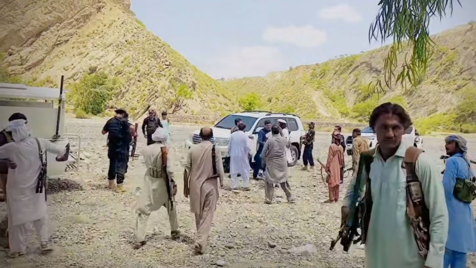 بنو کې پر ملکي وګړو ۹ ډرون بریدونه ؛ ۲ کسان ټپیان