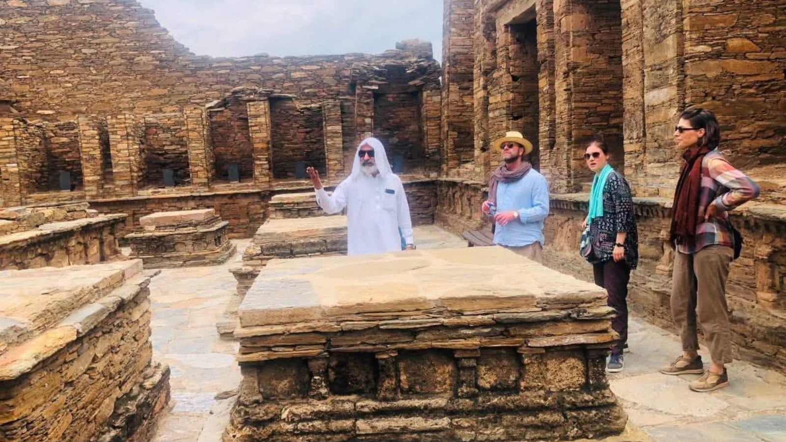 مردان : د جرمني پلاوي د تخت بای تاريخي سيمې ليدنه وکړه؛ د بودايي تمدن د نړيوال ميراث د ساتنې ستاينه