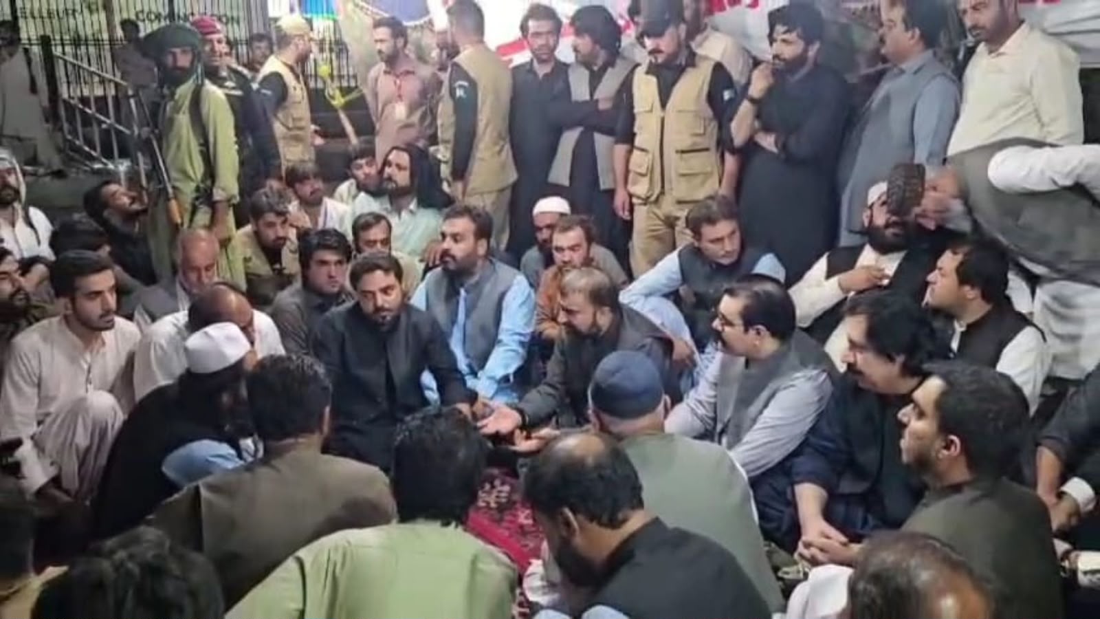 کوټه : د هنه وړک پېښې پر ضد روان پرلت له پنځو ورځو وروسته د حکومت سره تر مذاکراتو وروسته ختم شو