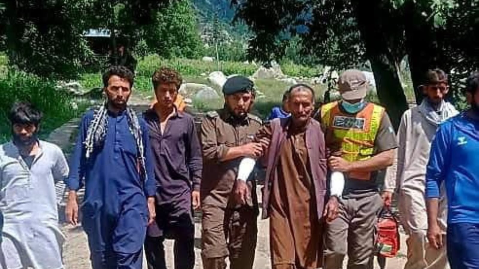 چترال : اسماني تندر يو کس مړ کړی، ۲ ژوبل دي، تر شلو زياتې وزې يې مړې کړې دي
