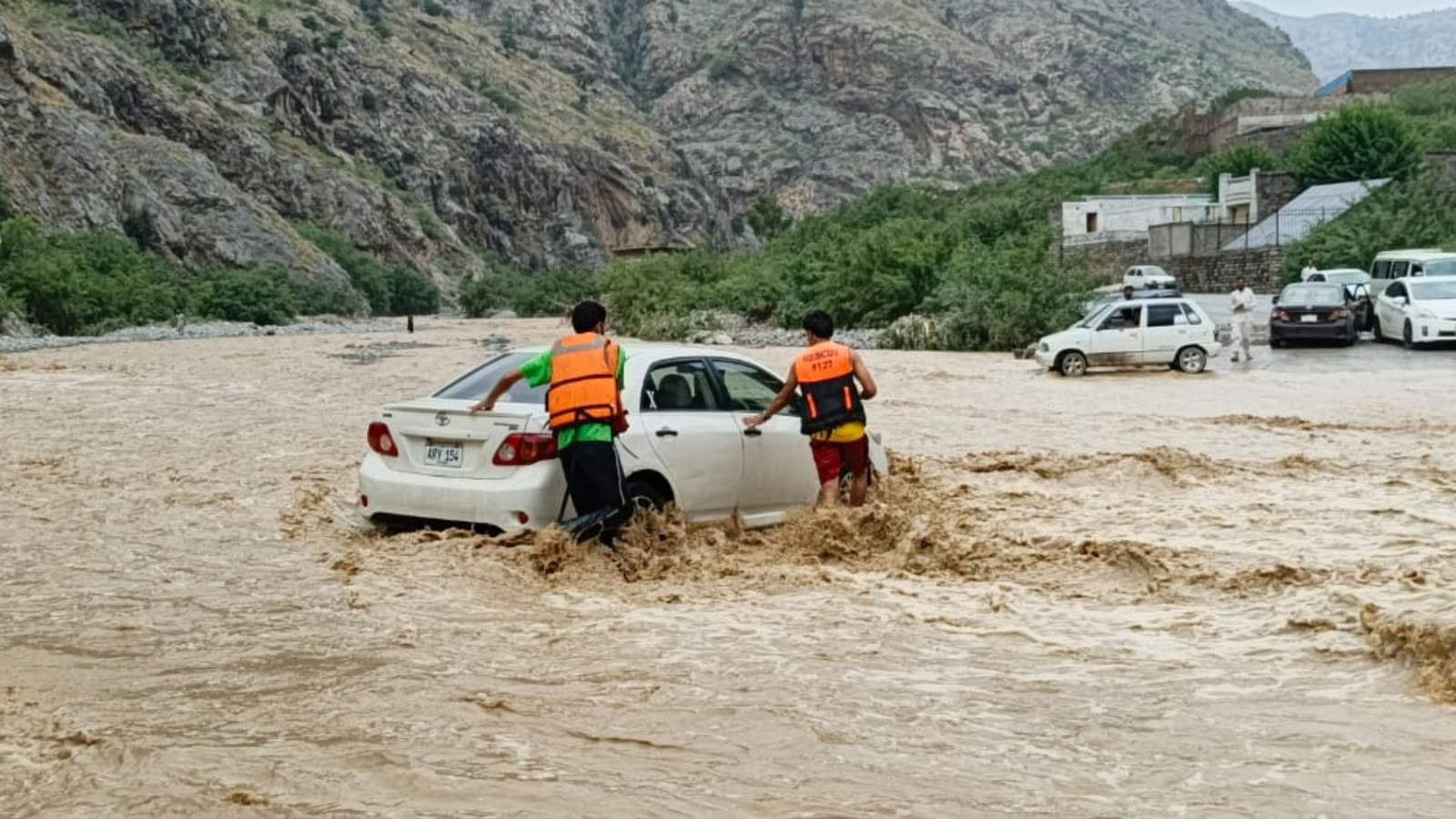 خیبر : په سېلابونو کې د مړو شمېر شپږو ته ورسېد، تر ۱۰۰ ډېرې ګاډۍ بندې پاتې شوې