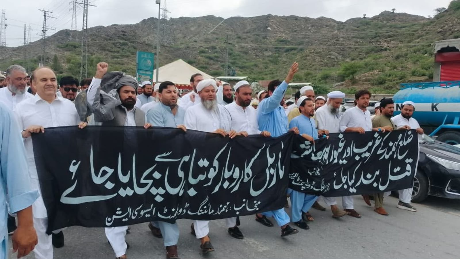 مومندو کې د کان‌ کیندنې بندیز پر ضد پراخ احتجاج ؛ د پرېکړې د زر واپسۍ غوښتنه