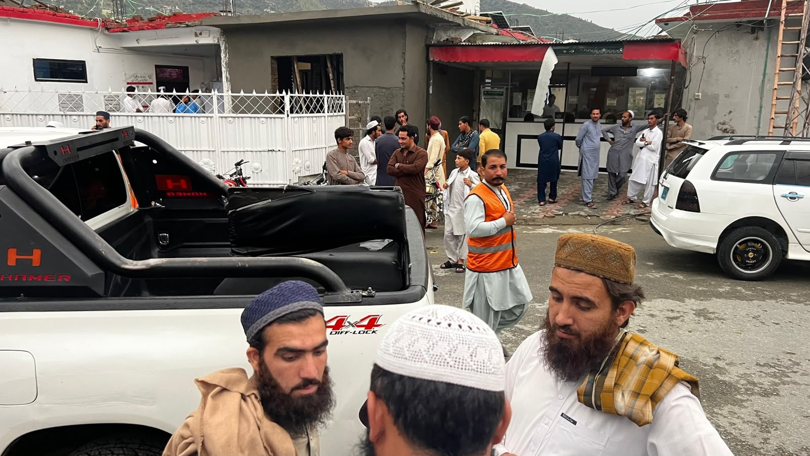بره دیر : د نجونو په مدرسه تندر پرېوت، لږ تر لږه ۲۲ زده کوونکې ټپیانې شوې