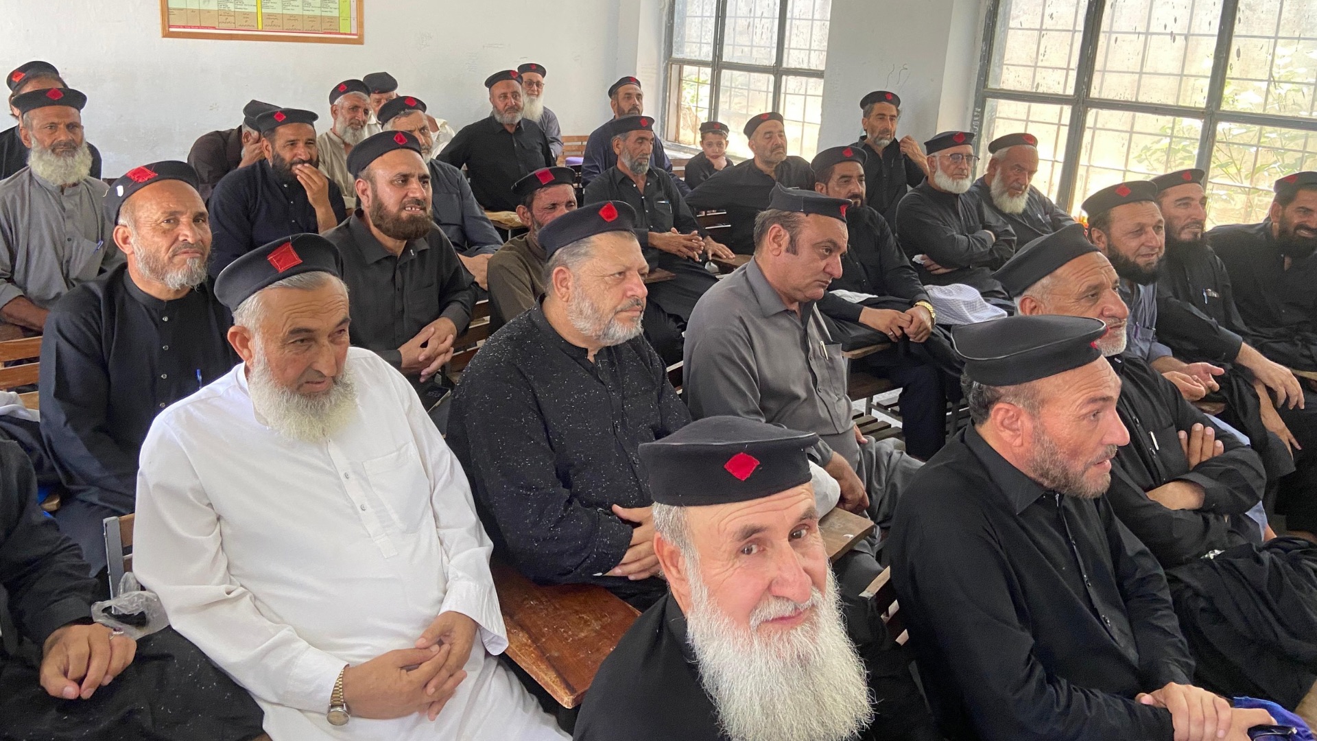 څلوېښت کاله وروسته… د خار هایي سکول زنګ یو ځل بیا د پخوانیو ټولګیوالو په یادونو کې وغږېد