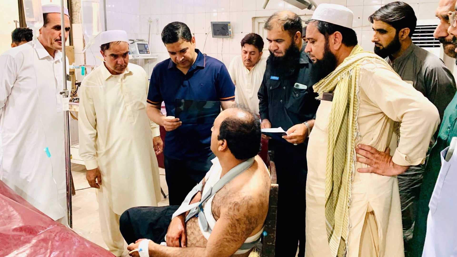 بنو : د بکاخېل پر تاڼه د سنایپر ډزو کې یو پولیس سرتېری ټپي شو