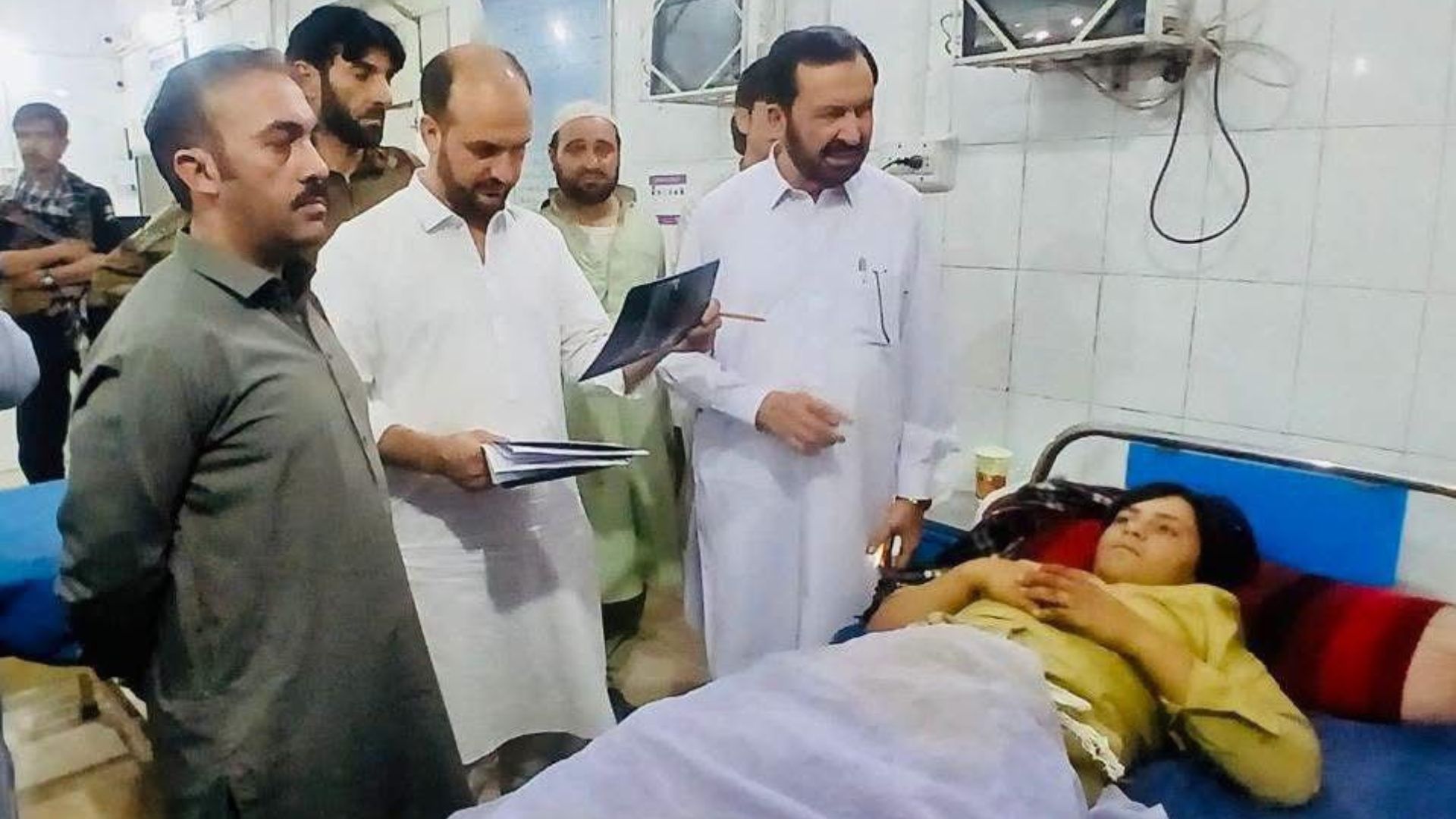 بنو : د کواډ کاپټر په بريد کې يو ولسي وګړی وژل شوی، ۴ نور ټپيان؛ مرستيال کمېشنر د ټپيانو پوښتنه وکړه