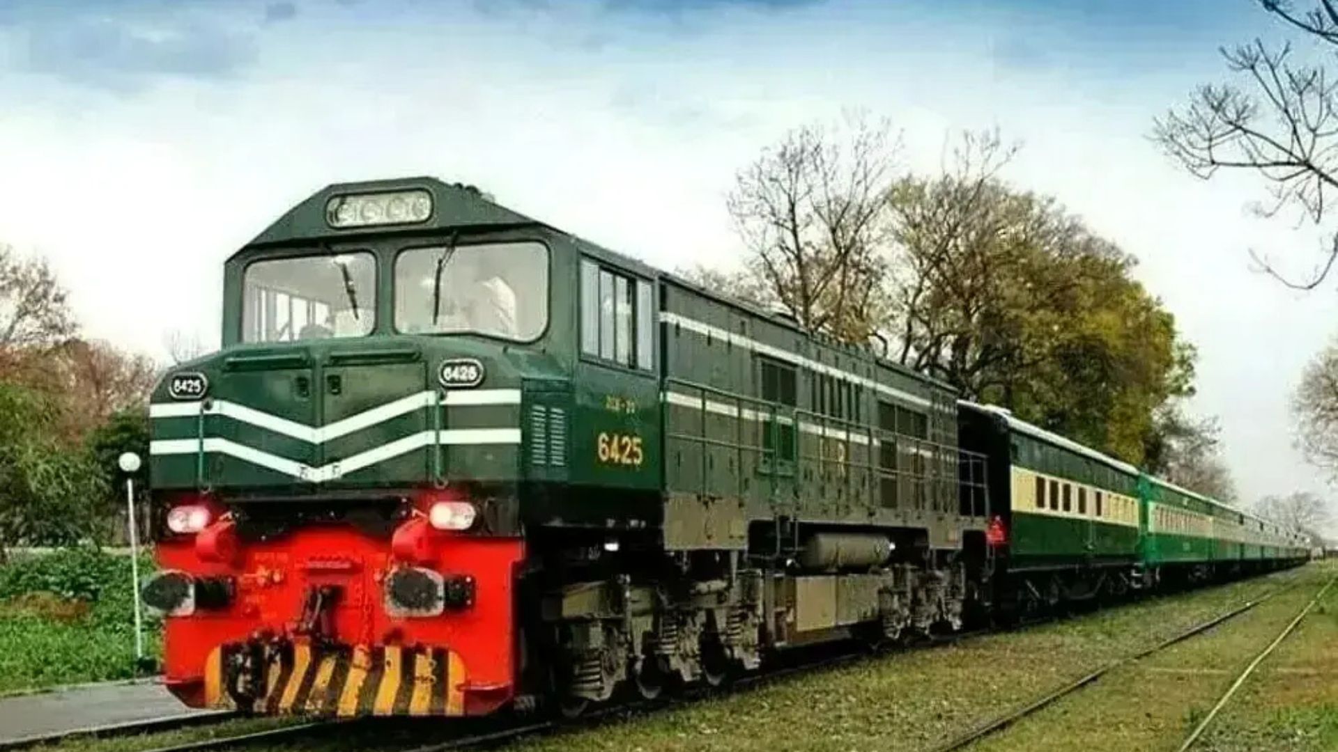 نوښار : د اورګاډي د ټکر په ۲ جلا پېښو کې يو ځوان او يوه ښځه مړه شوې