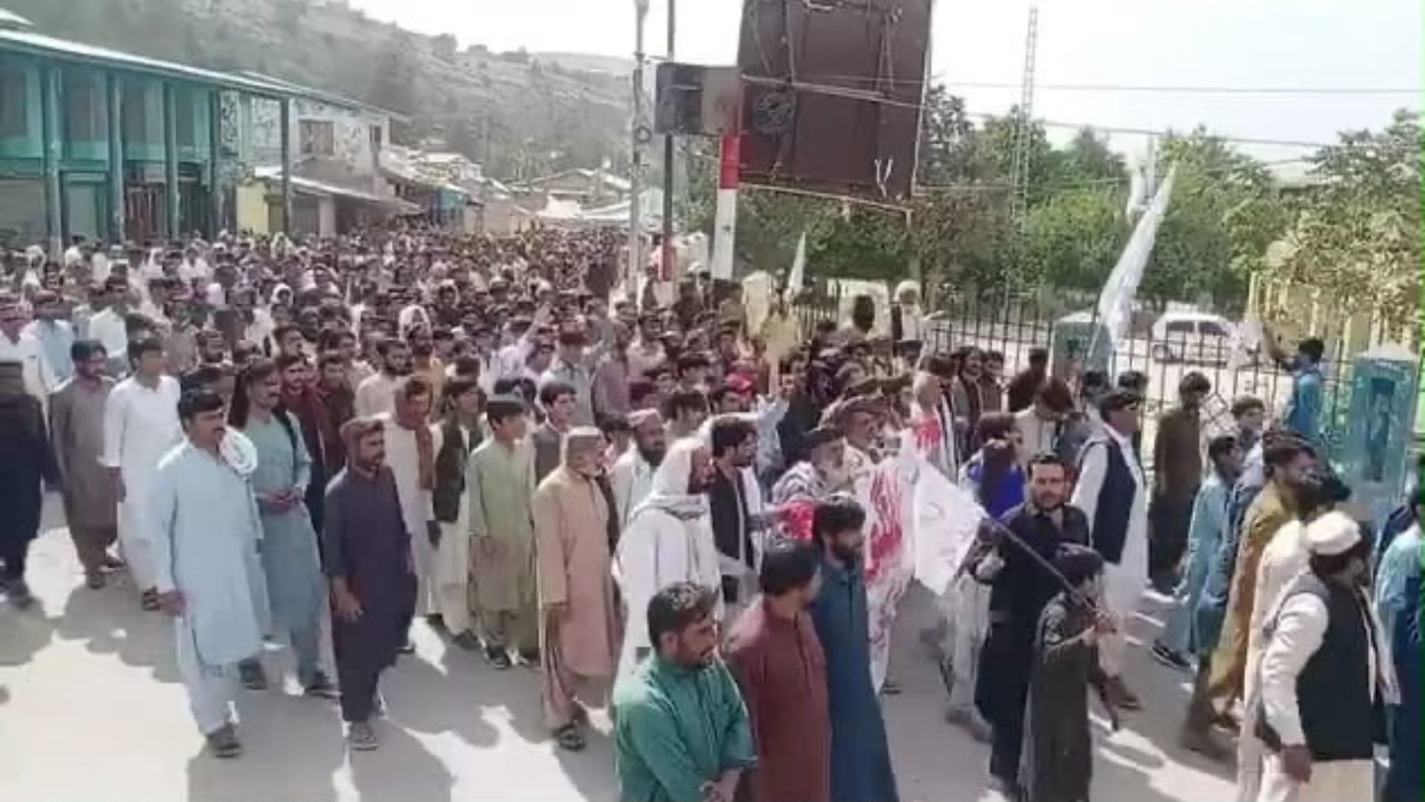 زیارت : د کچ مانګي د پېښې پر ضد زرګونو کسانو امن لاریون وکړ