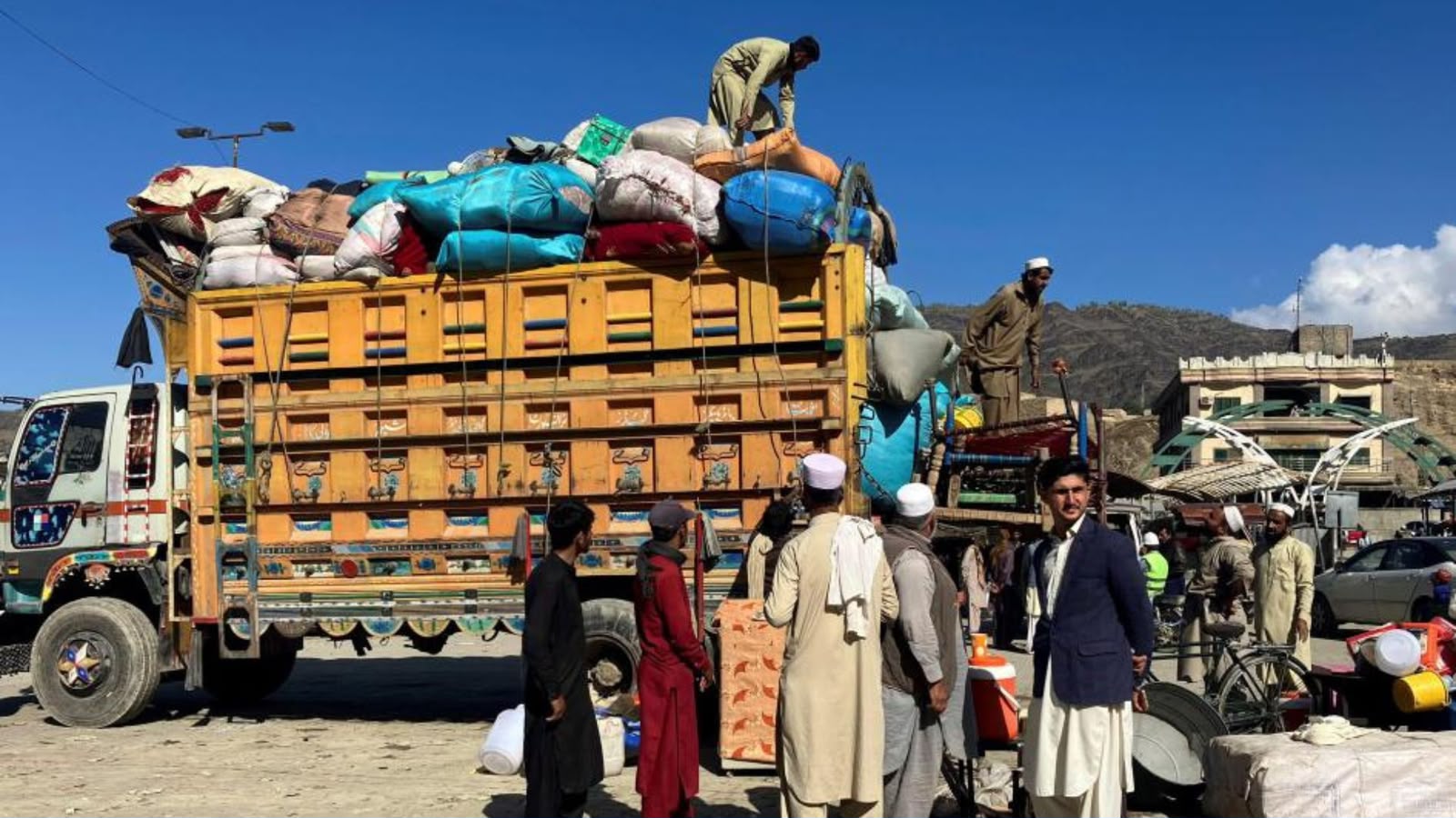 خیبر : لنډي کوتل کې د افغان کډوالو د بېرته ستنېدو پر مهال د رشوتونو اخیستو په تور د پولیسو دوه چارواکي معطل شول