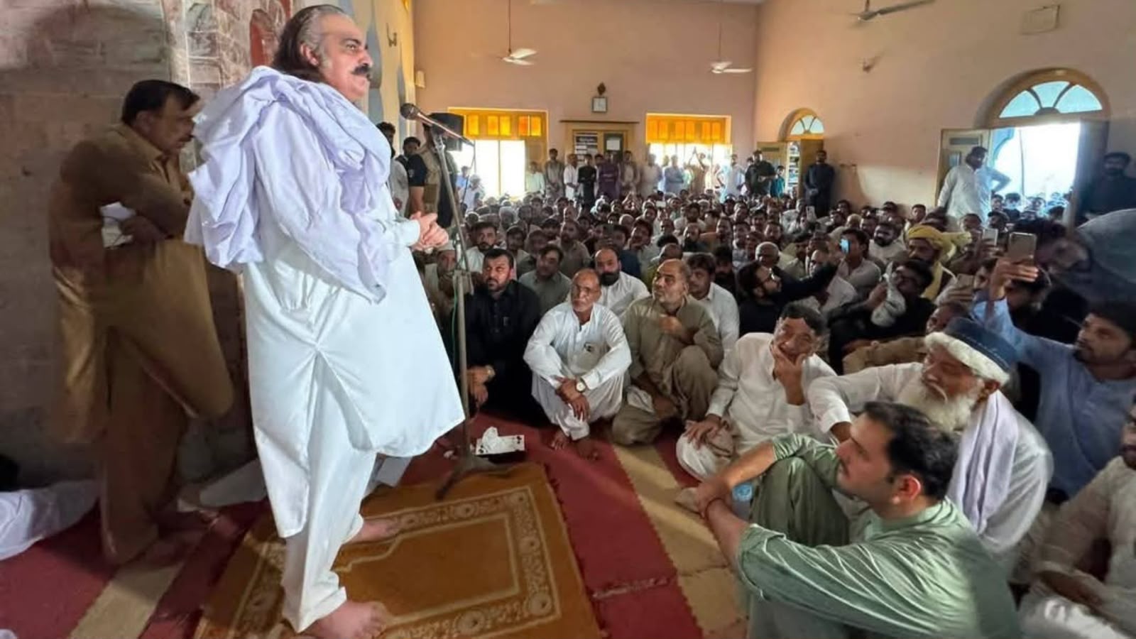 ډیره اسمعیل خان : پخواني اعلا وزیر علي امین ګنډاپور د دوو دښمنو کورنیو ترمنځ سوله وکړه