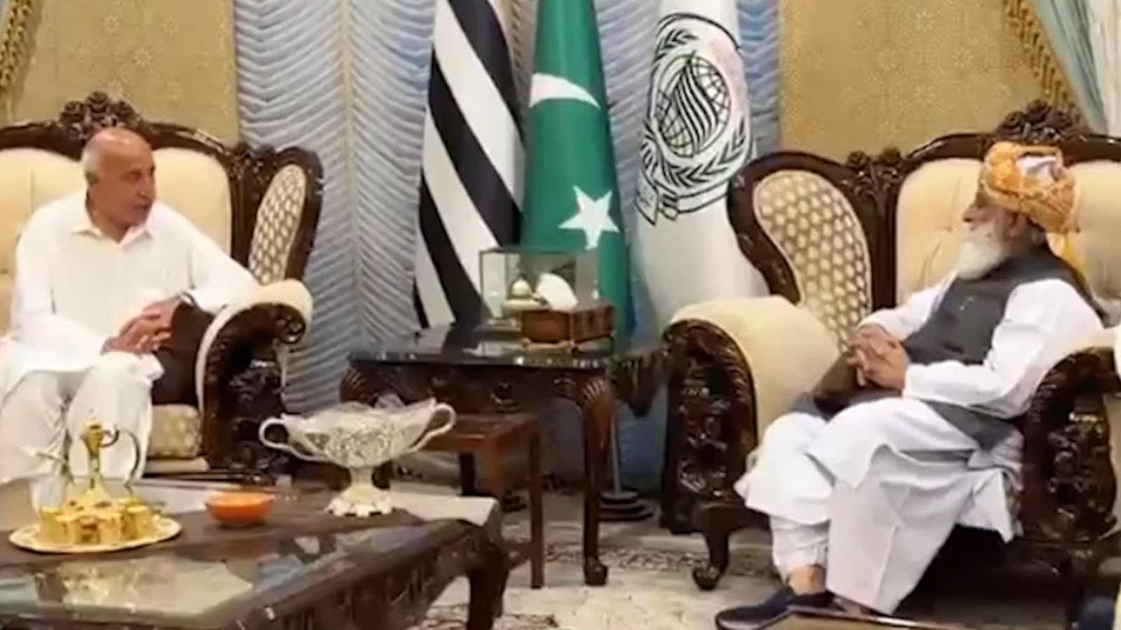 د ډاکټر عبدالمالک ملاقاتونه : ایا د حکومت او مولانا فضل الرحمان ترمنځ د تفاهم لپاره منځګړیتوب روان دی؟