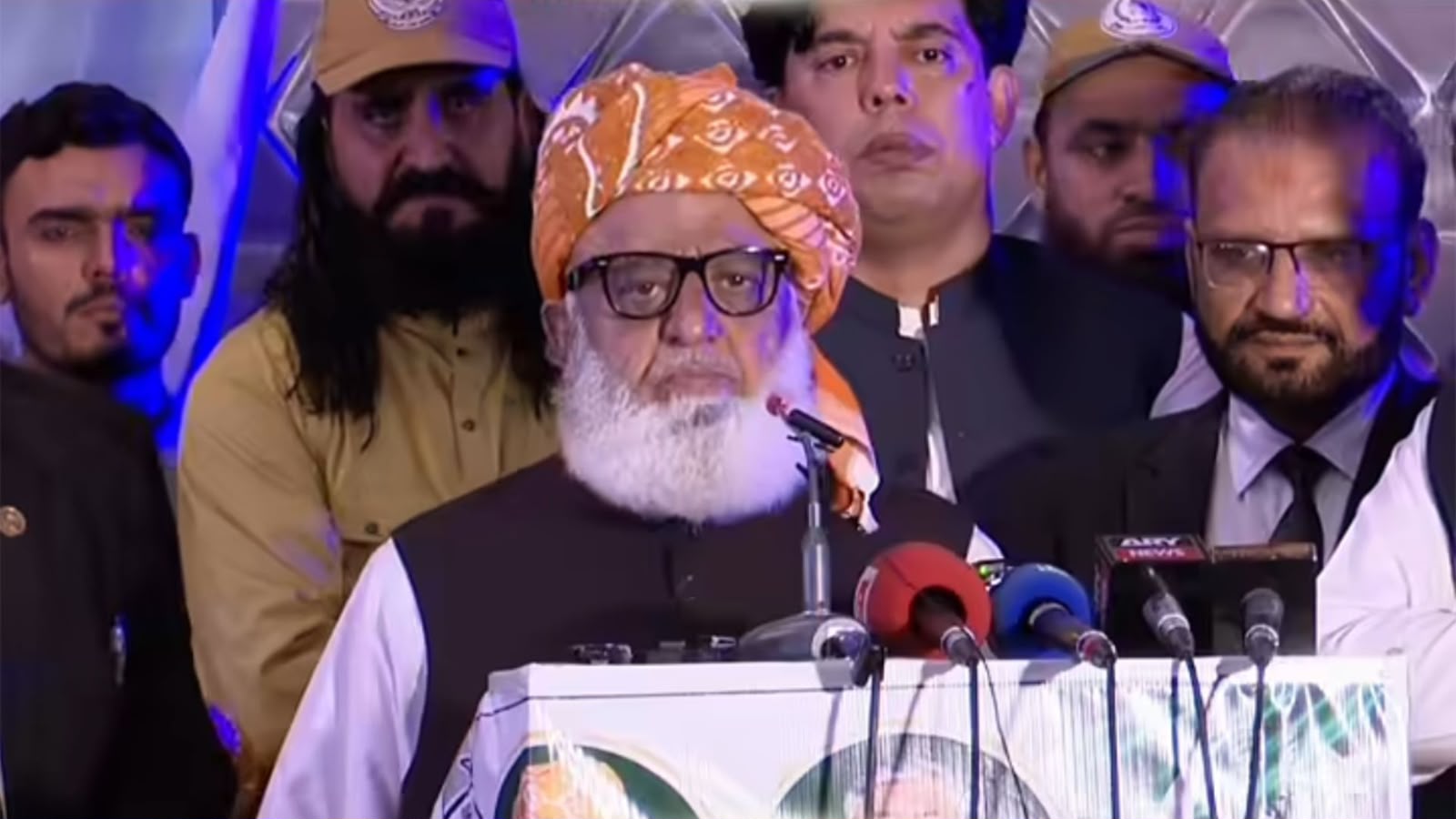 مولانا فضل الرحمان : زما اختلاف د پوځ له سرتېرو سره نه بلکې د پاليسۍ له جوړوونکو سره دی