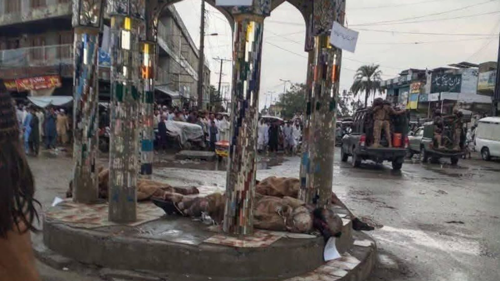 ټانک کې د وژل شویو کسانو د جسدونو په عامه چوک کې اېښودلو د بشري حقونو فعالانو غبرګونونه راپارولي