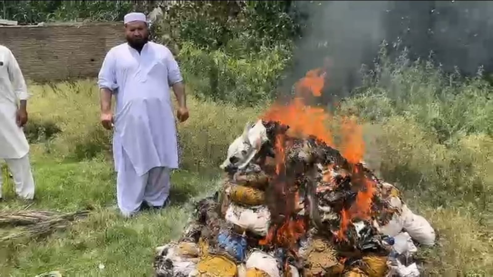 هنګو : پولیسو ۳۱۲ کیلوګرامه نشي توکي وسوځول