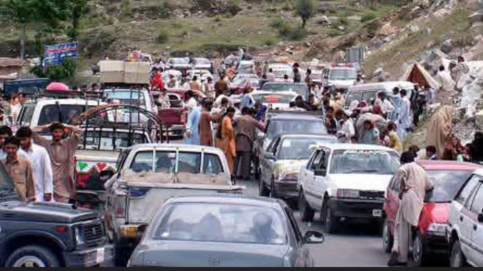 بر دیر : د بجلۍ لوډشېډنګ پر ضد احتجاج، لویه لار تر څو ساعته تړل شوې وه