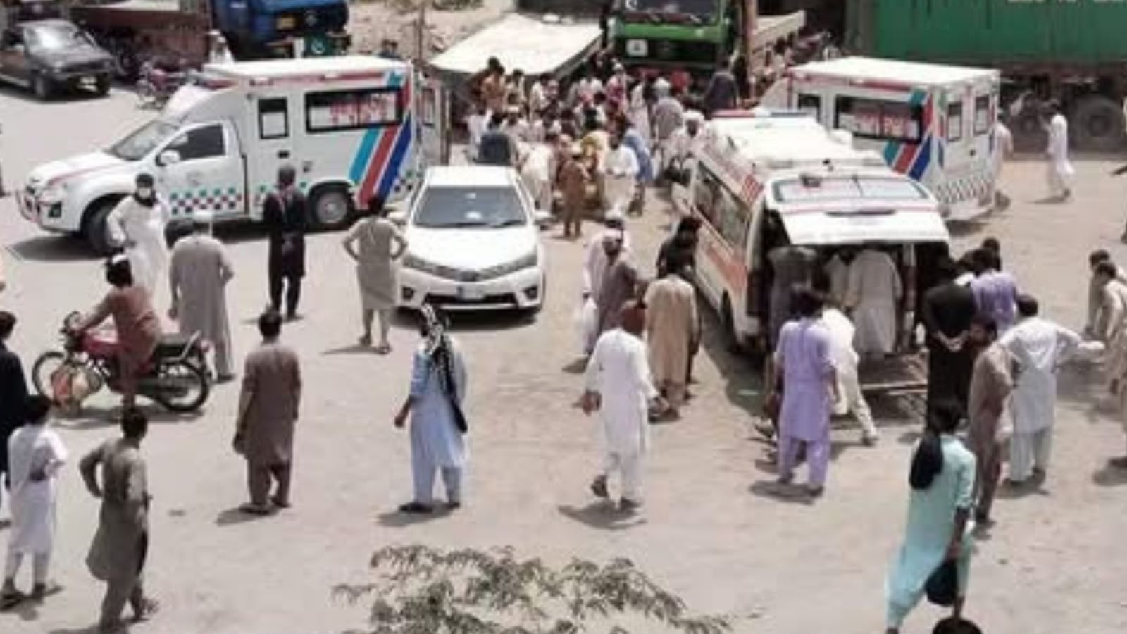 مومند : په ټرافیکي پېښه کې ۱۰ کسان ټپیان شوي