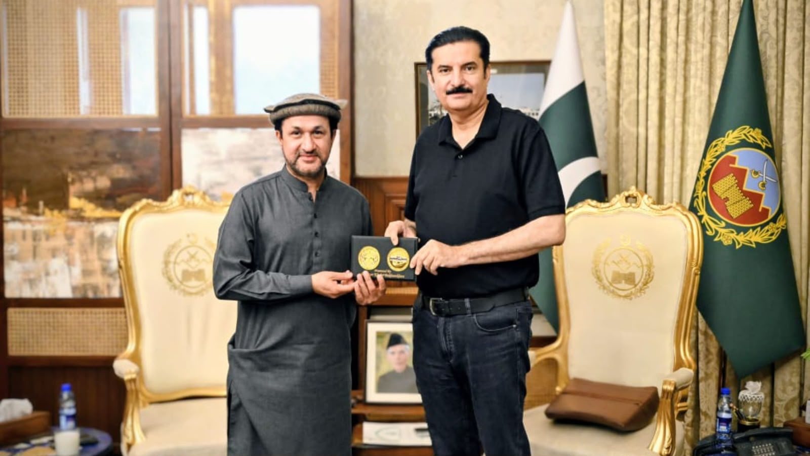 پېښور : ګورنر فیصل کریم کونډي له سندرغاړي رحیم شاه سره د پښتو موسیقۍ او کلتور د ودې په اړه خبرې وکړې