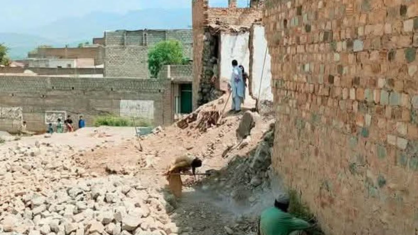 کرمه : پاړاچنار او صدې کې باران؛ د کور نړېدو پېښه کې مور او زوې مړه شوي