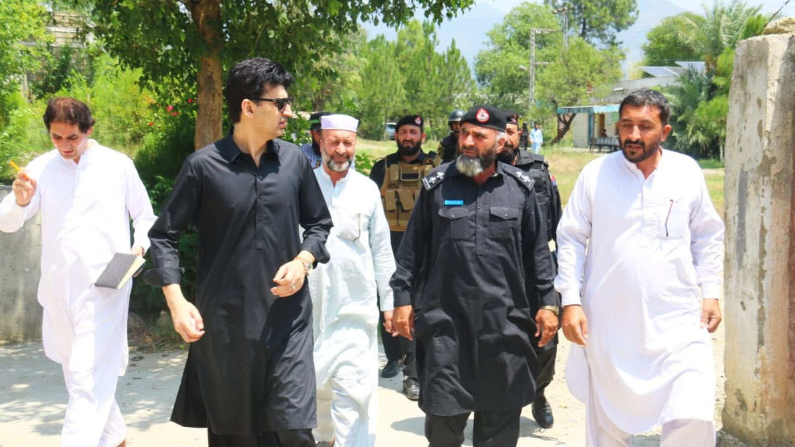 د باجوړ ډپټي کمشنر د جار پل، ښوونځي او نادرا مرکز وکتل