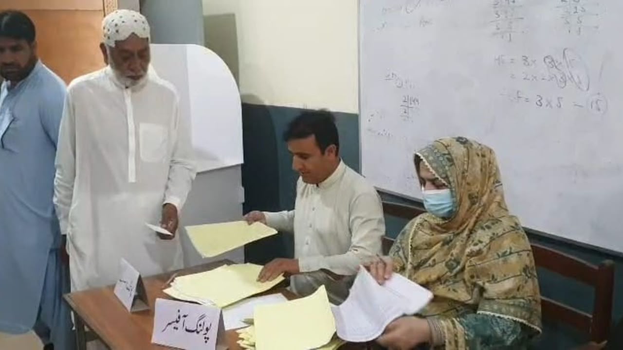 د پاکستان تر واک لاندې کشمیر کې د ټاکنو دویم پړاو؛ د یوې حلقې پولنګ وځنډول شو
