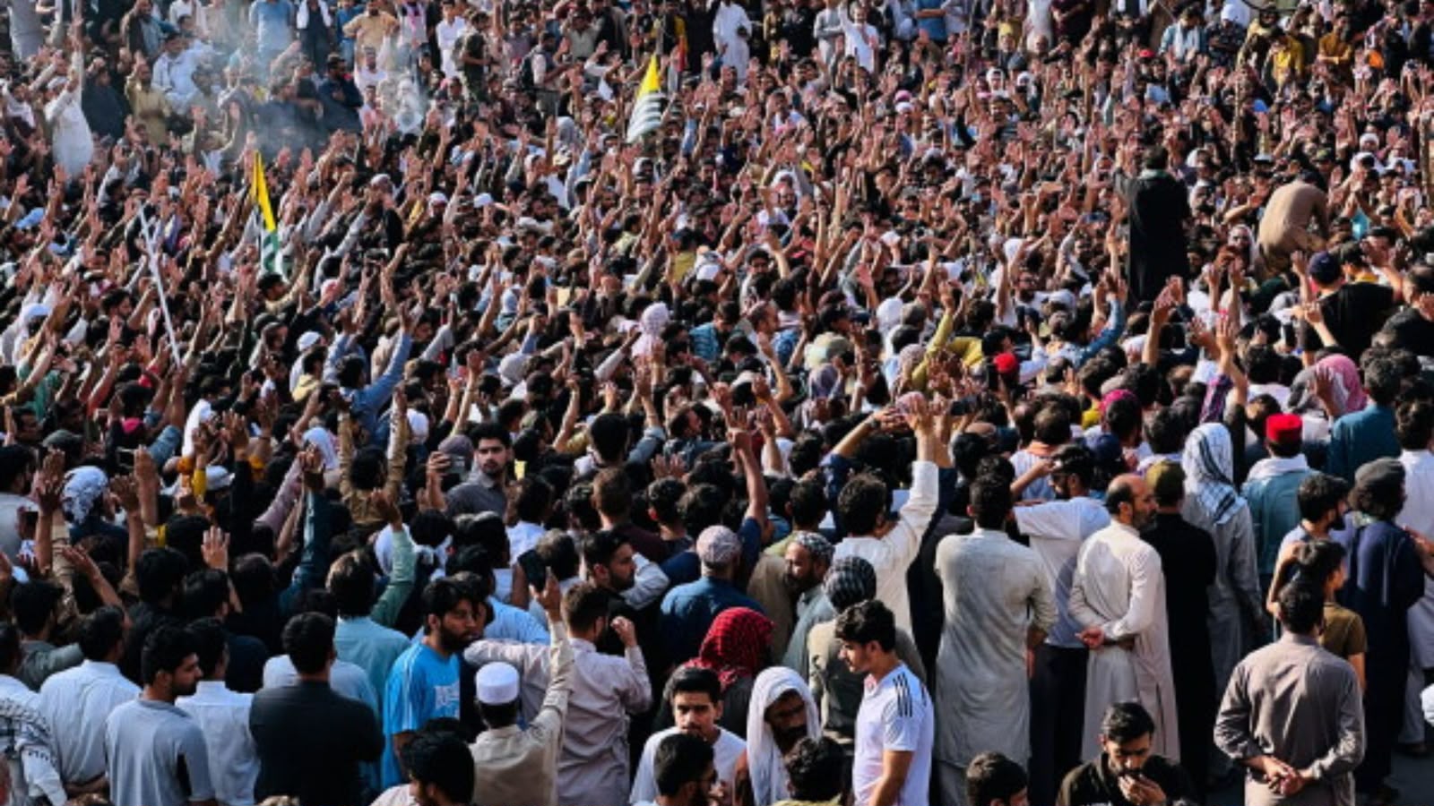 له ۳۰ زیات کسان وژل شوي ؛ د کشمیر انتخاباتي کړکېچ دوام لري، حکومت او احتجاج کوونکي یو بل تورنوي
