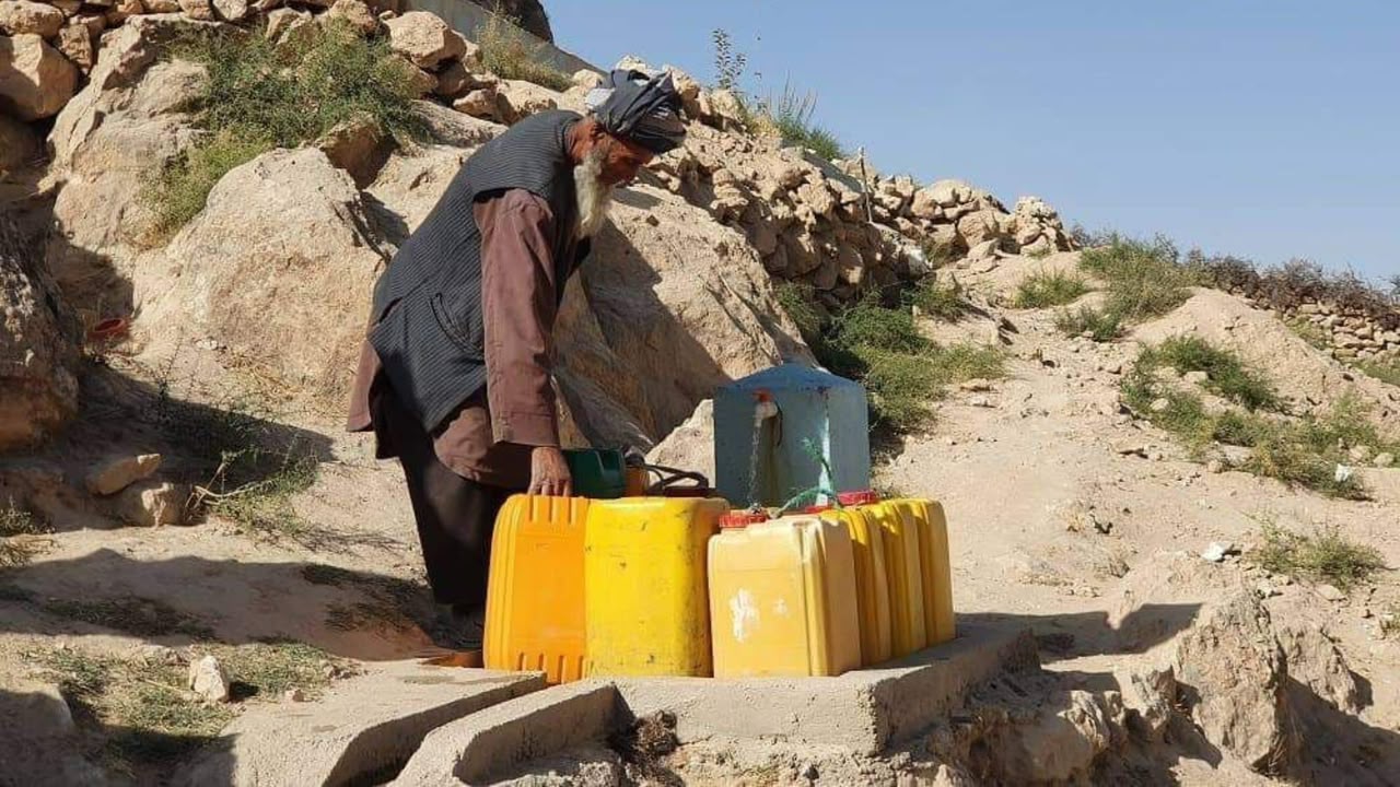 افغانستان : سمنګان کې سلګونه کورنۍ د پاکو اوبو لپاره نږدې ۲۰ کیلومتره سفر کوي