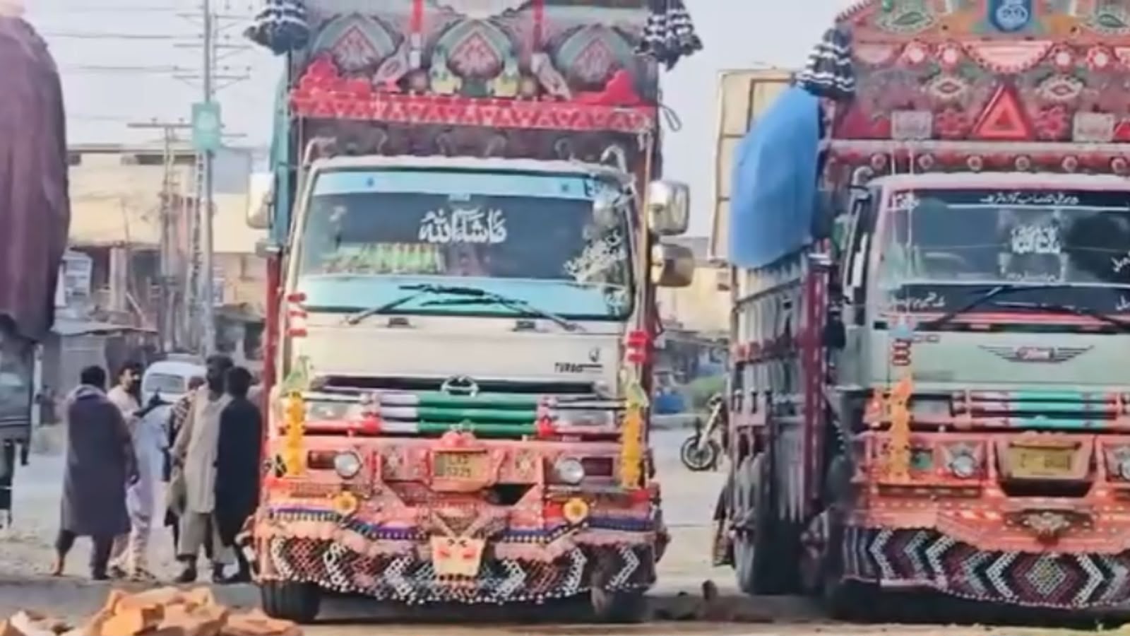 نوښار کې د ګاډو، کنټینرونو او ټانکرونو د هړتال درېیمه ورځ ؛ درې ځایونو کې احتجاجي پرلتونه