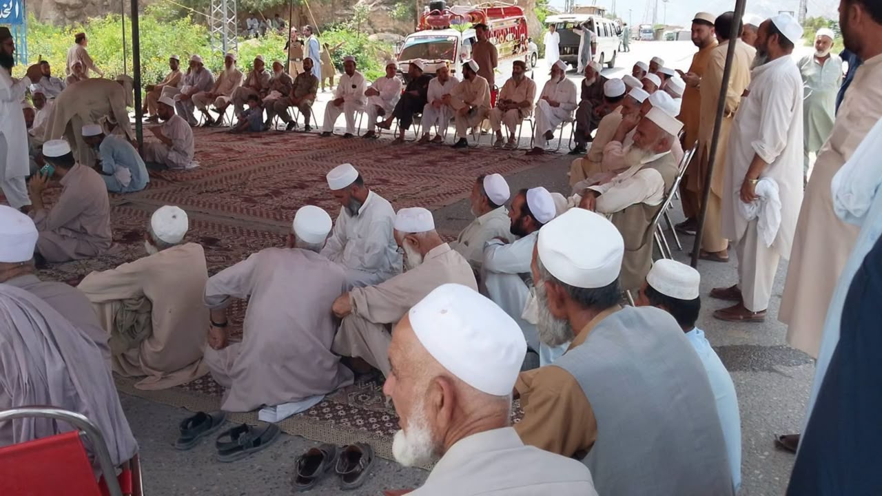 خیبر : د سوداګر محمد ظریف شینواري د  تښتونې پر ضد احتجاجي پرلت درېیمې ورځې ته وغځېد
