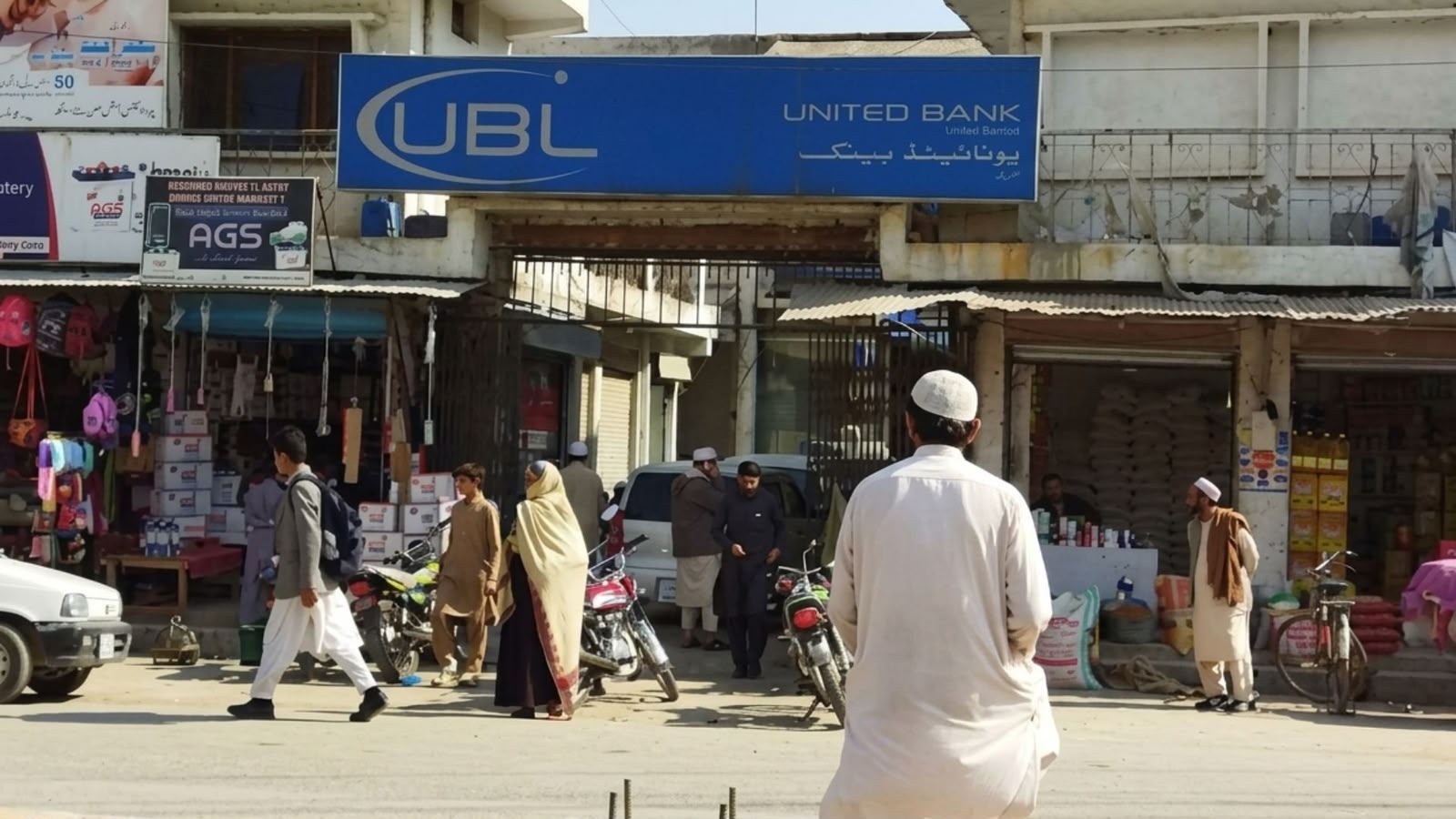 هنګو: مخ پټو وسلوالو د بانک دوه کارکوونکي وتښتول، نوې ډهنډ کلا یې والوزوله