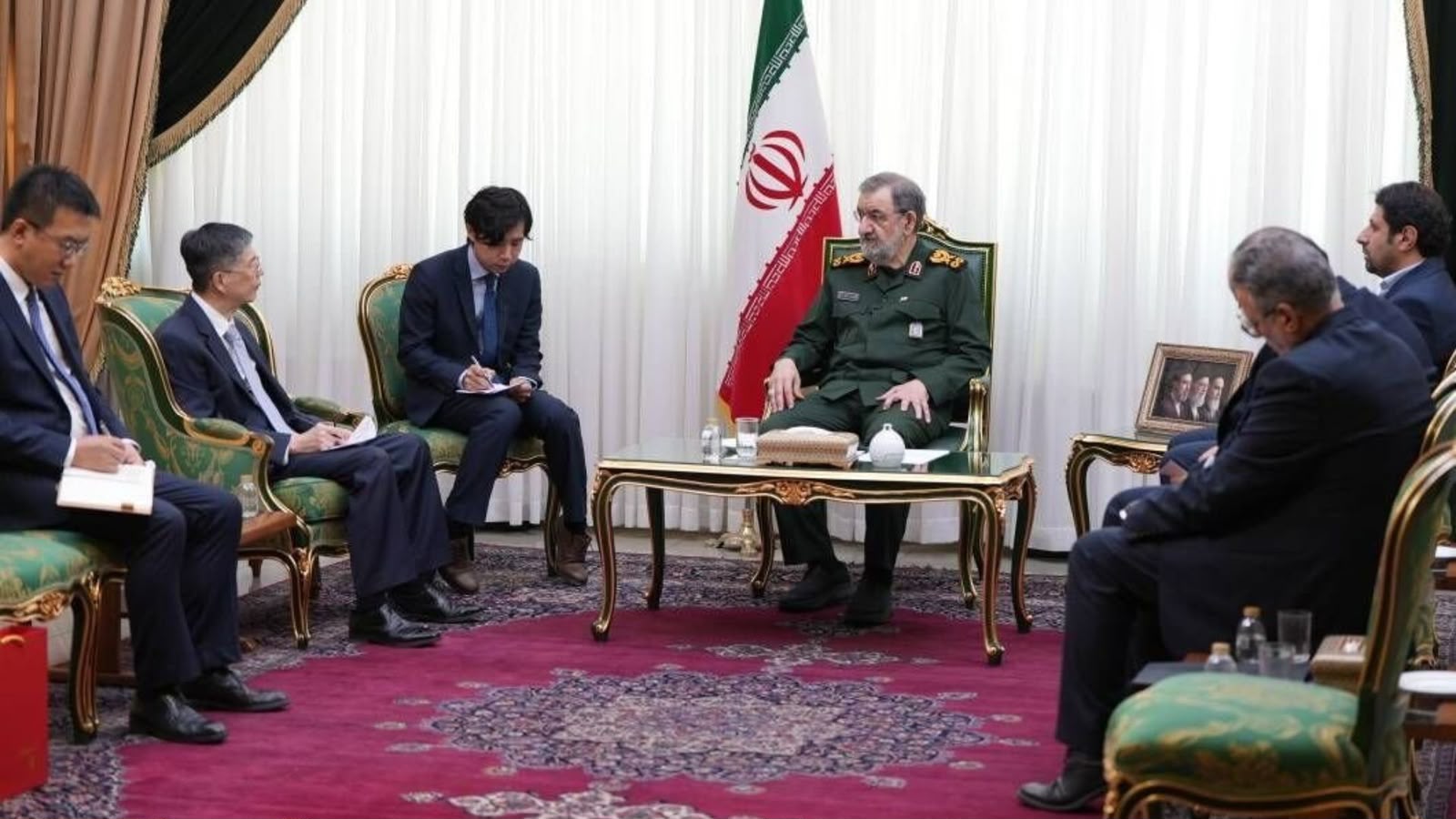 ایران : هرمز تنګی به د امریکا له خوا زموږ د شرطونو تر منلو تړلی وي