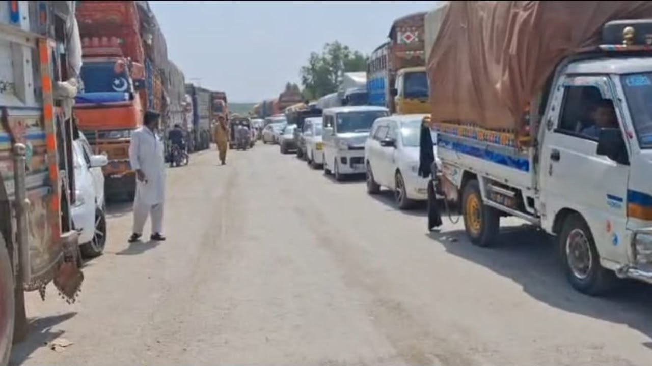 کرمه کې ۴ ورځې وروسته پر متبادل لارو د تګ راتګ اجازه؛ د پېښور ـ پاړاچنار مرکزي سړک لا هم بند دی