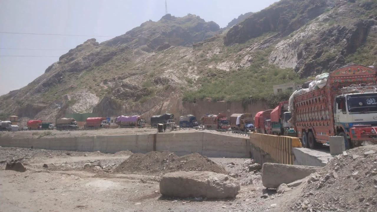تورخم کې د افغان کډوالو د سامانونو سختې پلټنې؛ د ستنېدو بهیر ورو شوی