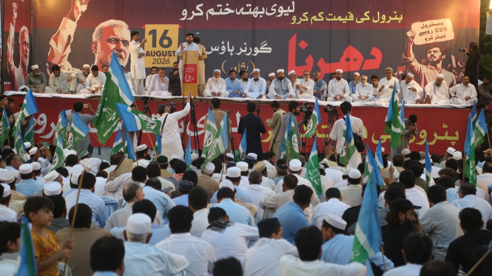 پېښور کې جماعت اسلامي د پټروليم توکو د بيو او لېوي ټېکسونو پر ضد نامعلومې مودې پورې احتجاجي پرلت پېل کړ