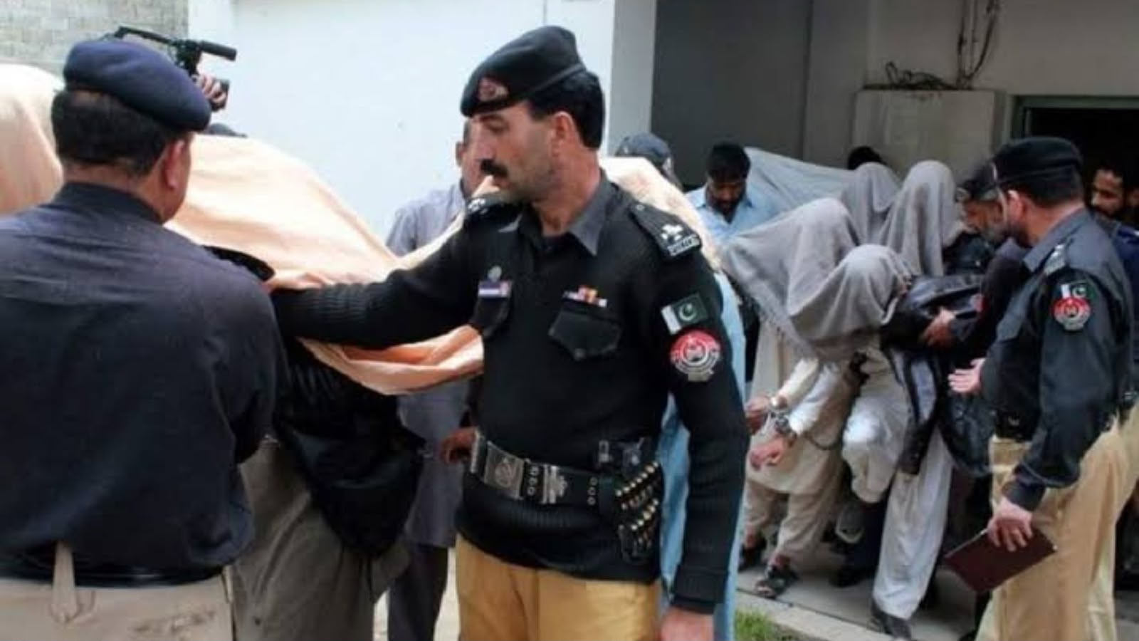 کوټه کې ۱۴ افغان وګړي د بې‌ اسناده استوګنې په تور نیول شوي