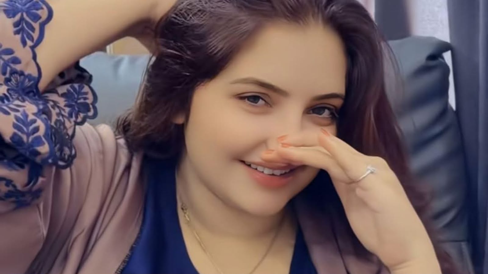 ګیله منه عایشه؛ هغه نجلۍ چې د لمبو په منځ کې به یې بړق بړق خندل