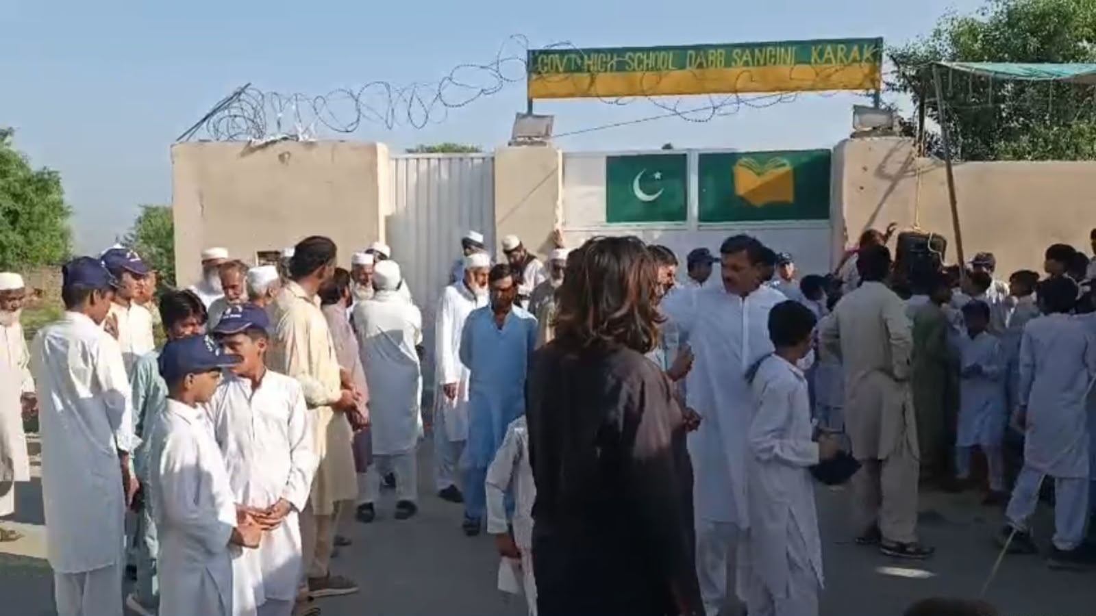 کرک کې د بنيادي سهولتونو د نشتوالي پر ضد ځايي خلکو سکول تړلی
