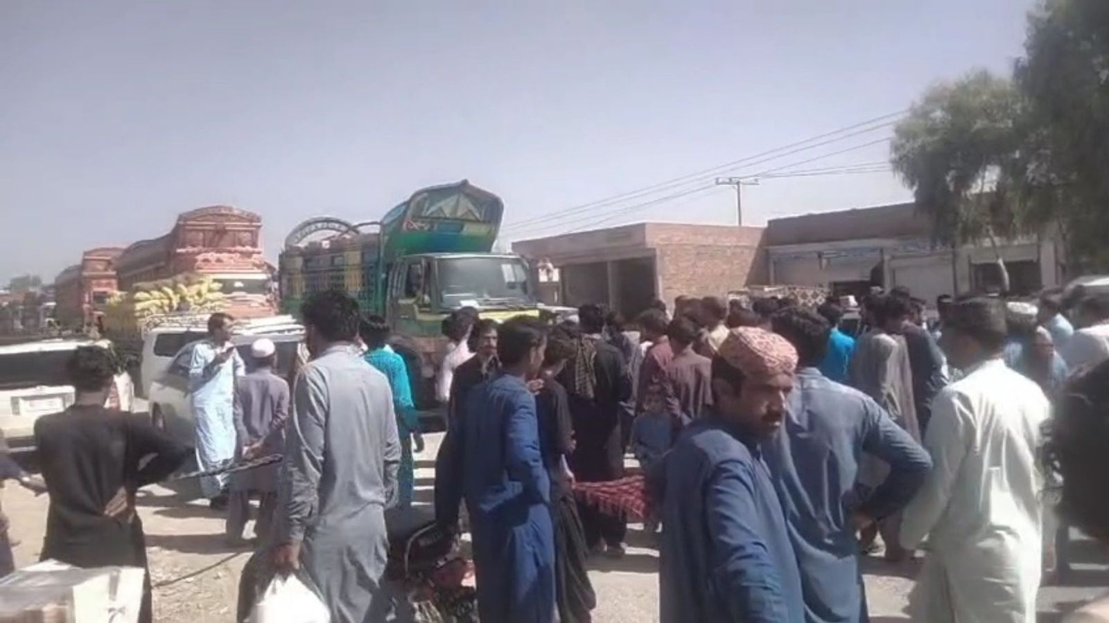 بلوچستان : د بارکھان په بغاو کې نښته؛ یو ټپي په روغتون کې د ډاکټر د نه شتون له امله مړ، خلکو احتجاج کړی