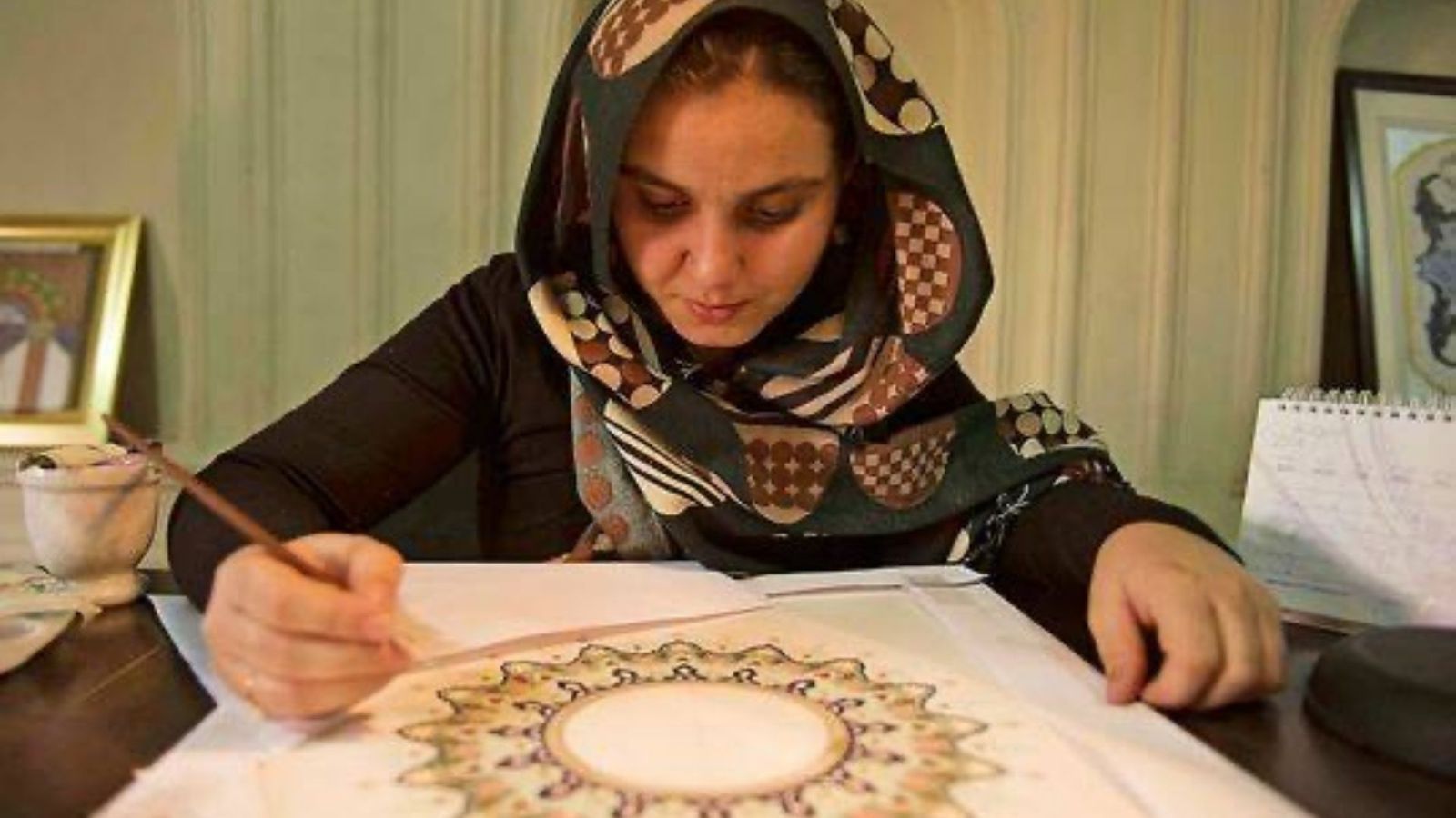 لندن : افغانه خطاطه سمیرا کټمن به نن د ژغورل شوو هنري اثارو کیسې بیانوي