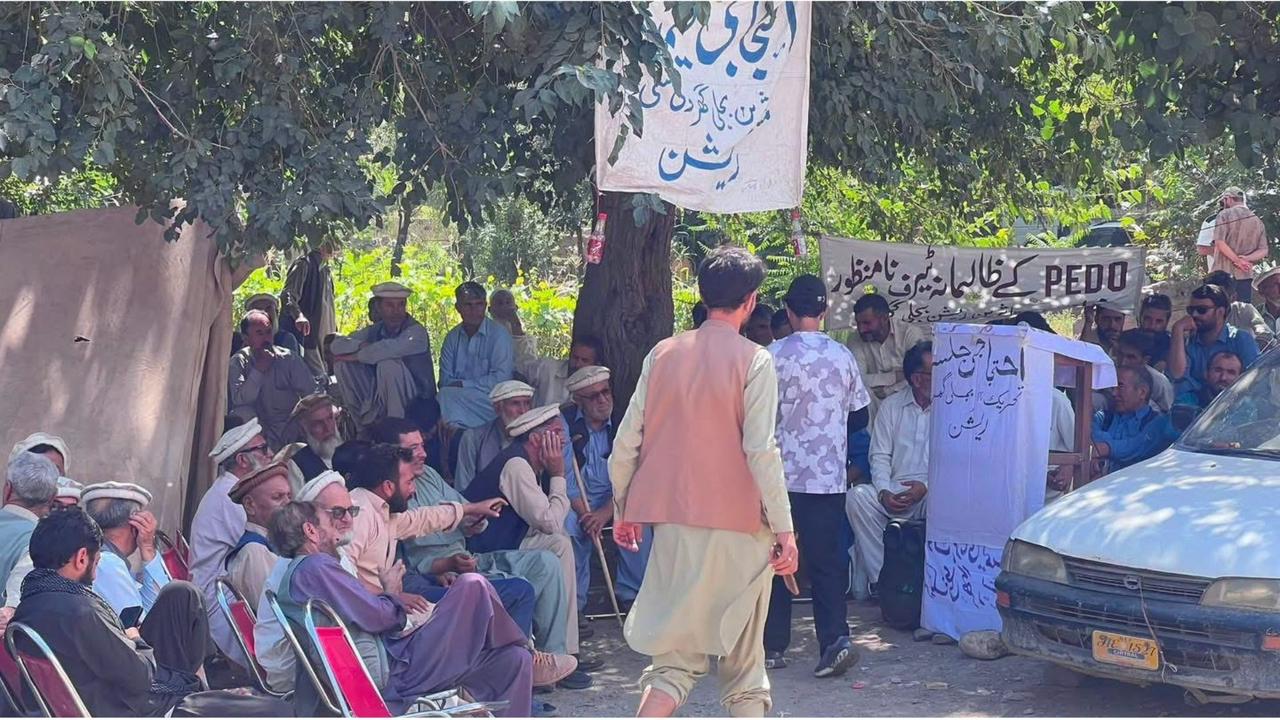 بر چترال کې د بجلۍ د زیاتو بلونو پر ضد احتجاج نن په درېیمه ورځ هم روان دی؛ مظاهرچیانو د چترال ـ مستوج سړک تړلی دی