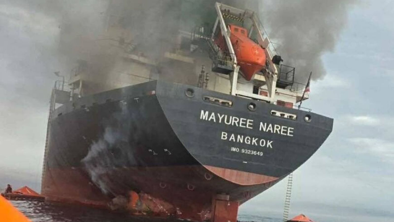 هرمز تنګی : ایران وايي، ستره تېل وړونکې بېړۍ له دوو سمندري ماینونو سره لګېدلې او اور یې اخیستی