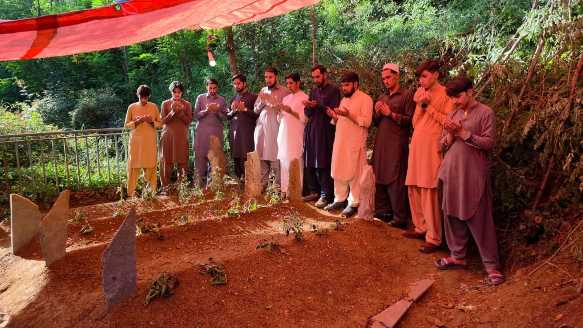 سورنج پېښه؛ د شانګلې د میا کلي پیر اباد ۲۳ کان کیندونکي خاورو ته وسپارل شول