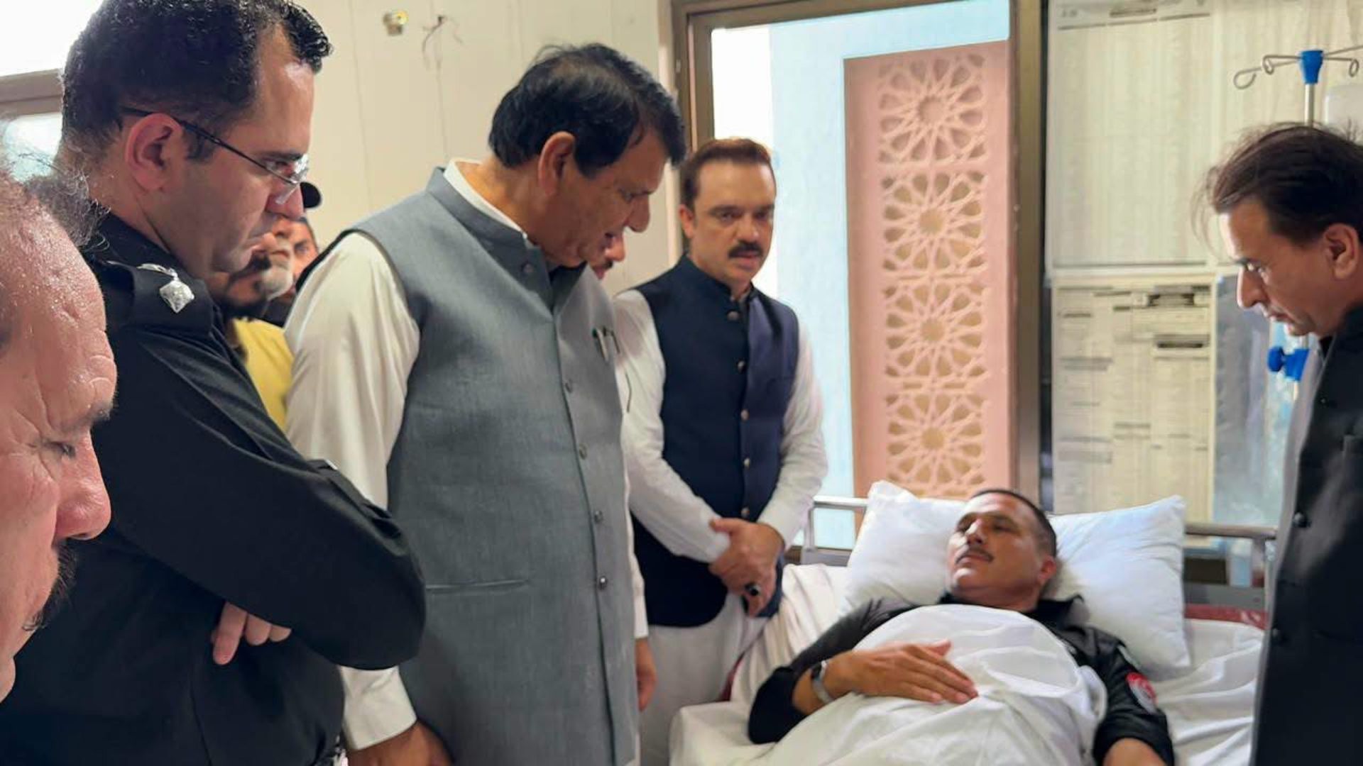 د کبل ځانمرګی برید؛ د وفاقي وزیر امیر مقام او د خیبر پښتونخوا د ګورنر سوات ته سفر، د ټپیانو پوښتنه او د امنیت ډاډ