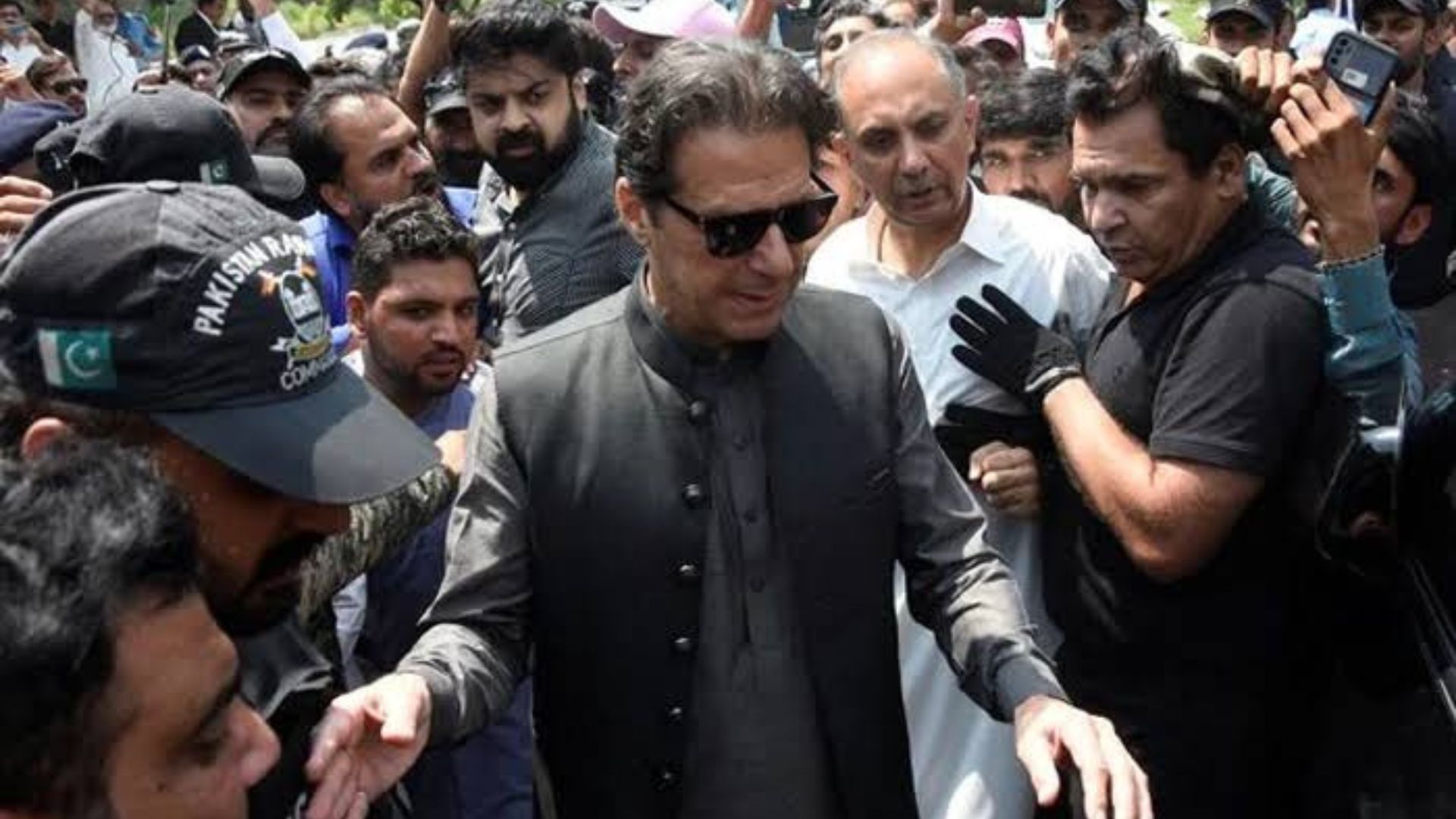 د عمران خان د خوشي کیدو په لړ کې د پردې تر شا خبرې شوې دي