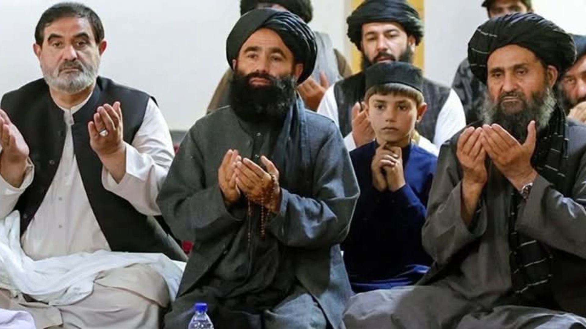 افغانستان : د سوداګرۍ او پانګونې خونې نورستان کې له سېلاب ځپلو سره نږدې ۷.۶ میلیونه افغانۍ مرسته وکړه