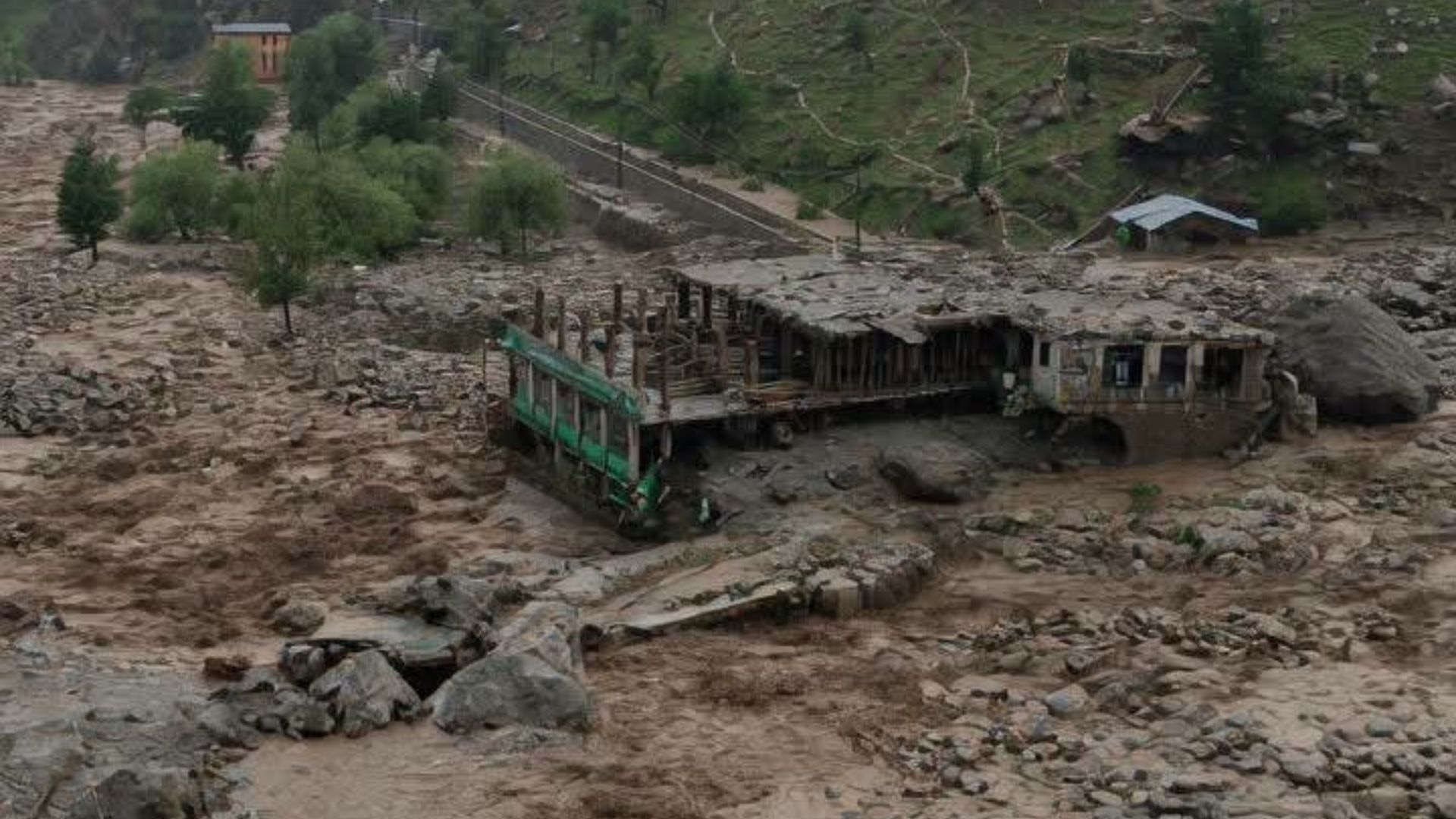 افغانستان : نورستان کې سېلابونو ۸۷ کورونه ویجاړ کړل؛ ۳ ماشومان لا هم ورک دي