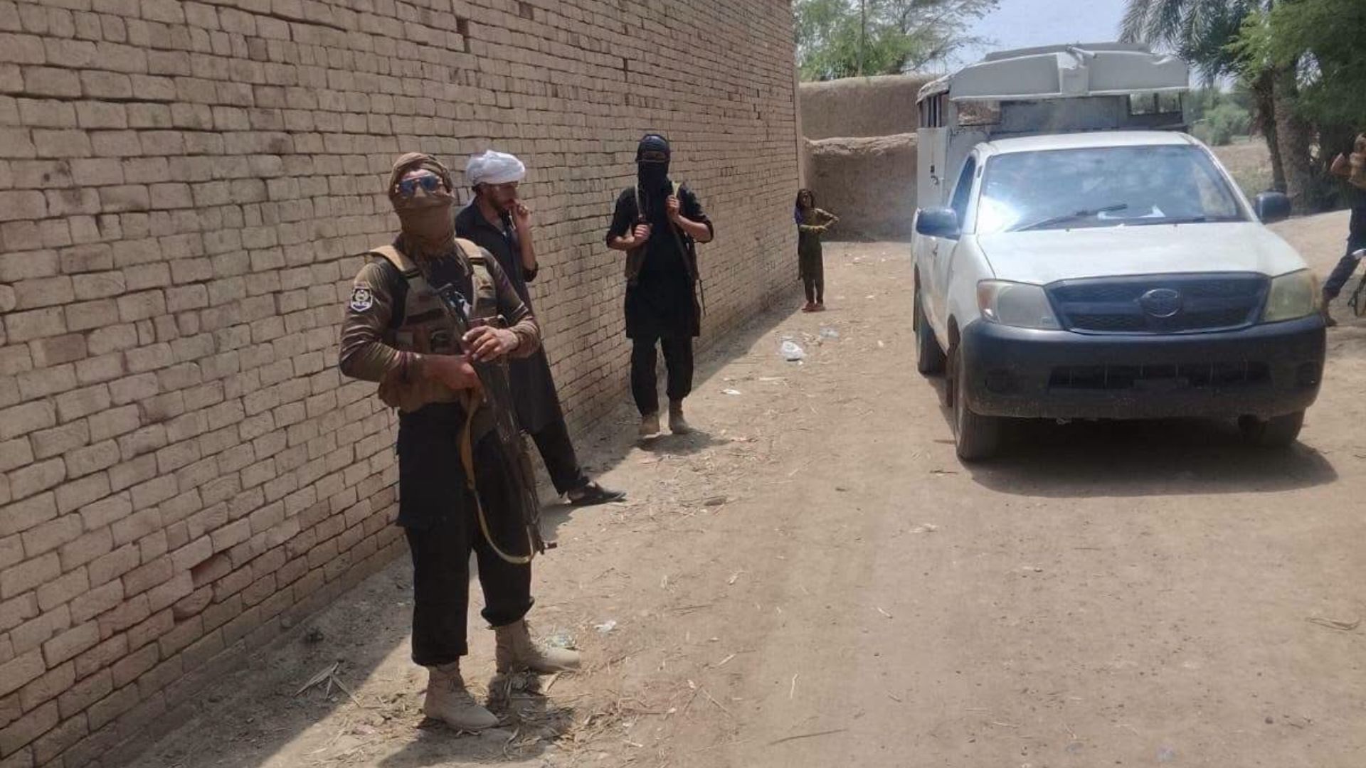لکي مروت کې د لاسي بم چاودنه کې درې کسان وژل شوي، درې ماشومان ټپیان