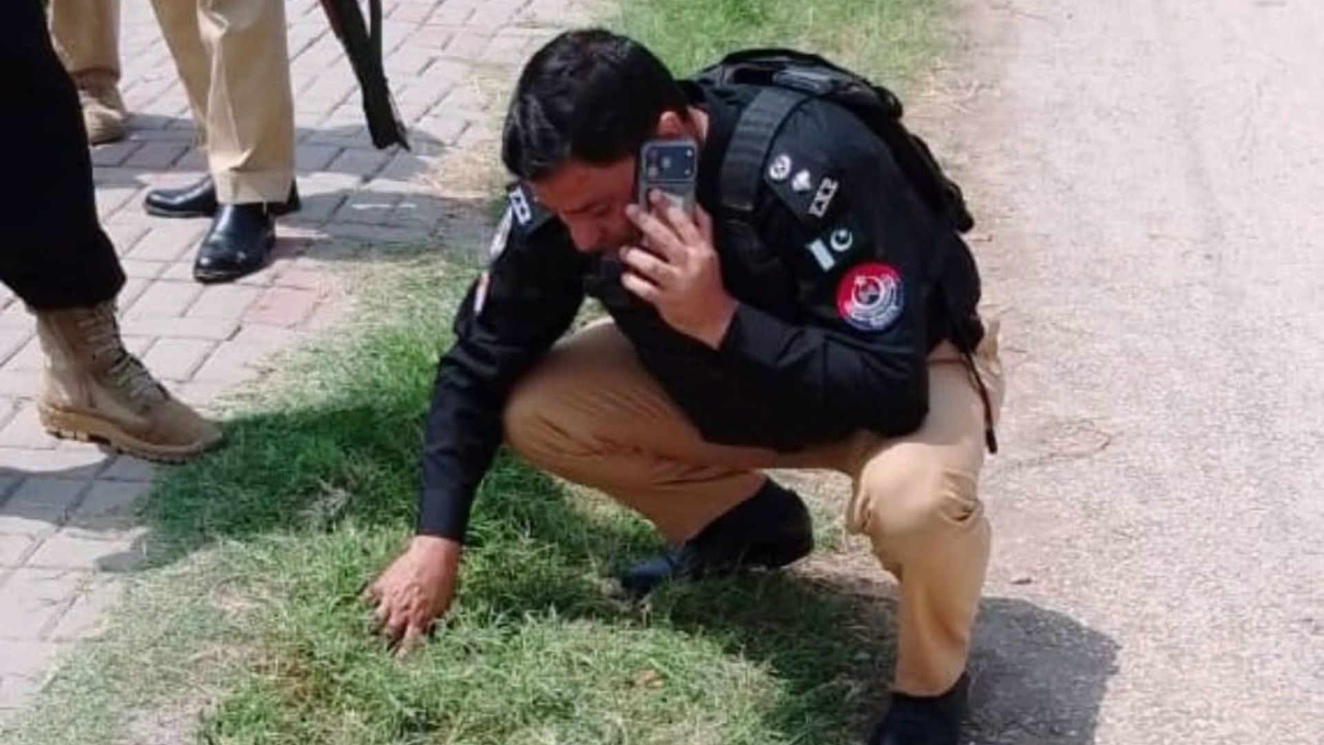 بنو کې د سپېشل برانچ کانسټیبل نور عالم خان په ډزو ووژل شو، د لټون عملیات روان دي