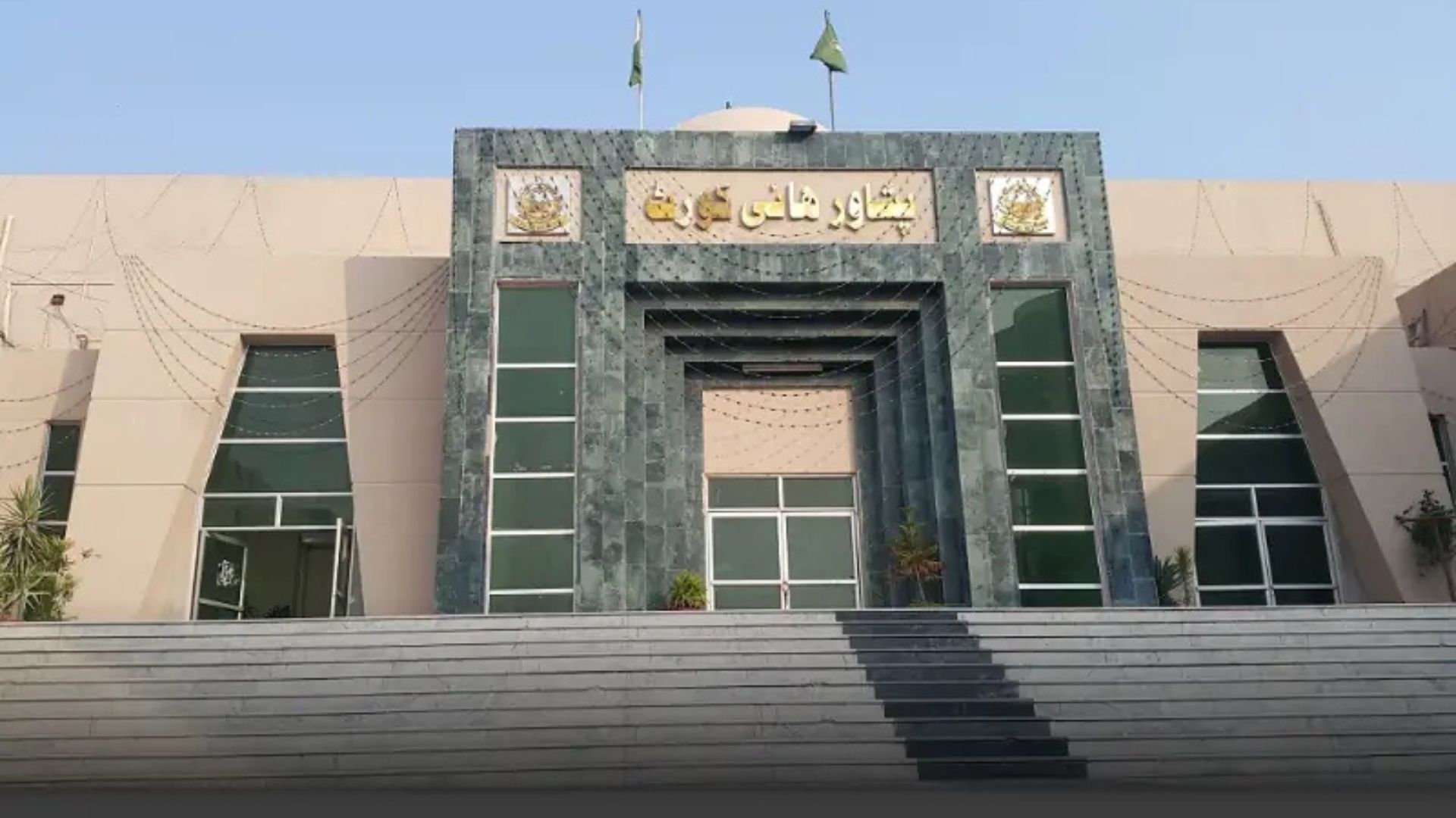 پېښور هایي کورټ د ۲ پخوانیو افغان پوځي چارواکو د پاتې کېدو غوښتنه رد کړه