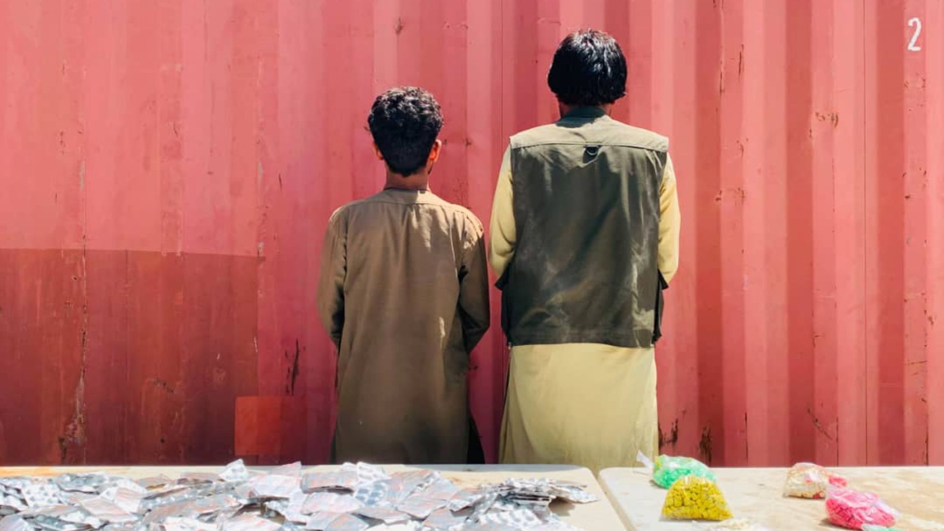 افغانستان : ننګرهار کې دوه تنه له ۴۲۵۰ نشي ګولیو سره نیول شوي