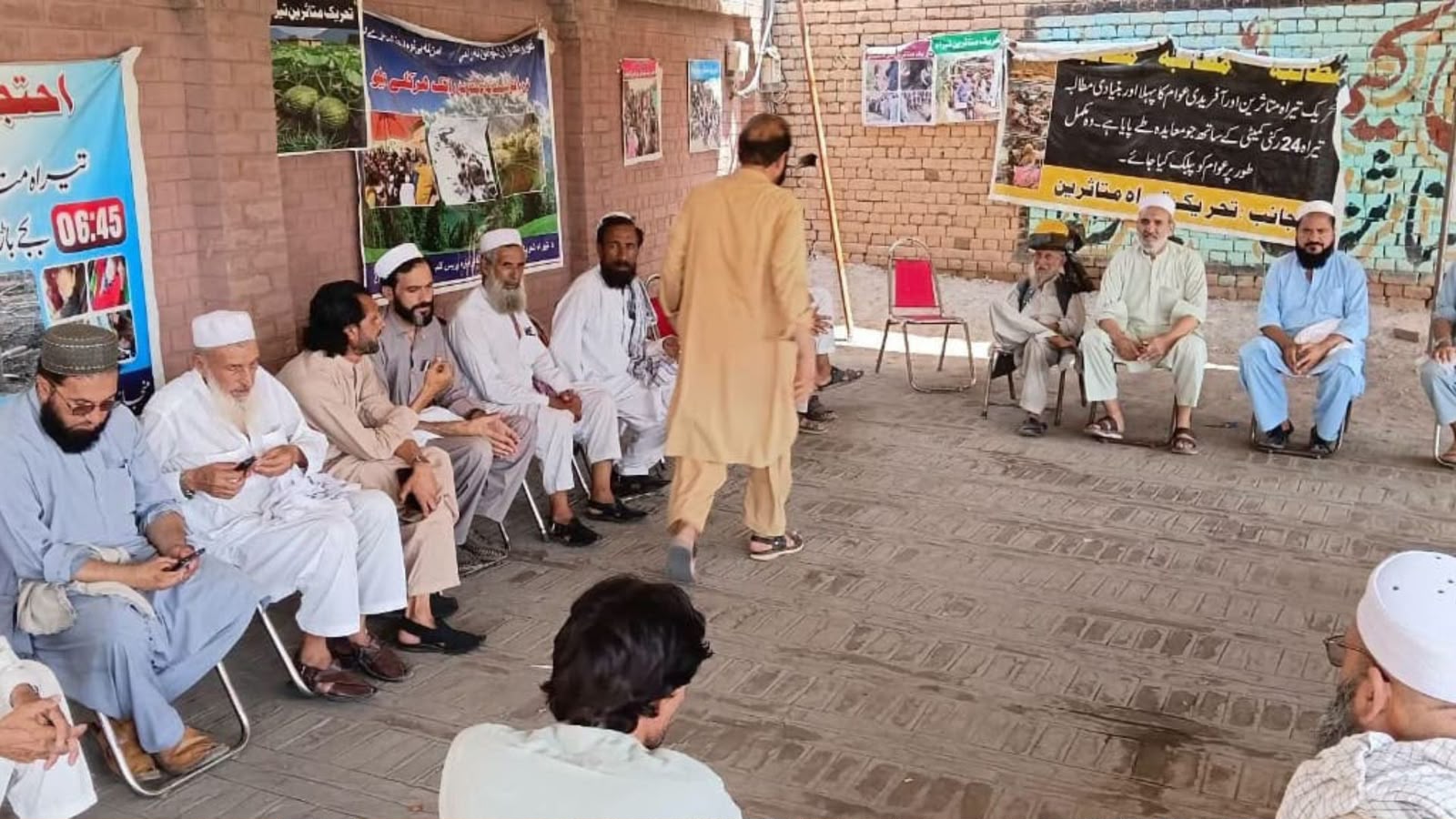 خیبر : تیراه کې بې‌ ځایه شوې کورنۍ د مرستو او بېرته ستنېدو پر حکومتي پلان بې‌ باوره دي